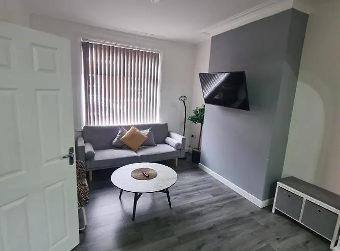 Lovely 2-Bedroom House Close To Media City.
