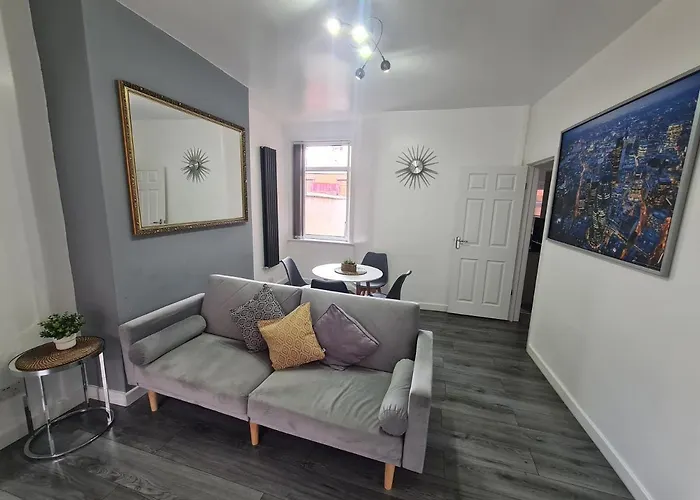 Lovely 2-Bedroom House Close To Media City.