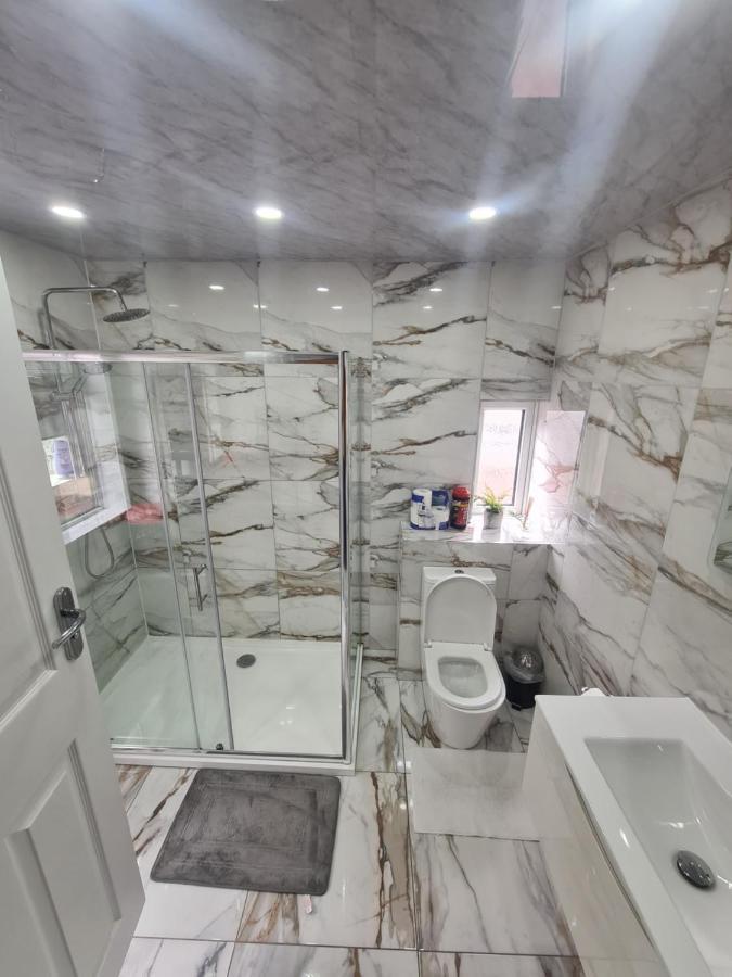 Lovely 2-bedroom House Close To Media City. Apartment *