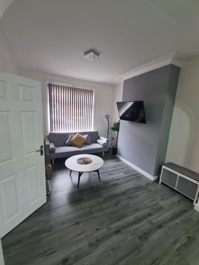 Lovely 2-bedroom House Close To Media City. Appartamento Manchester