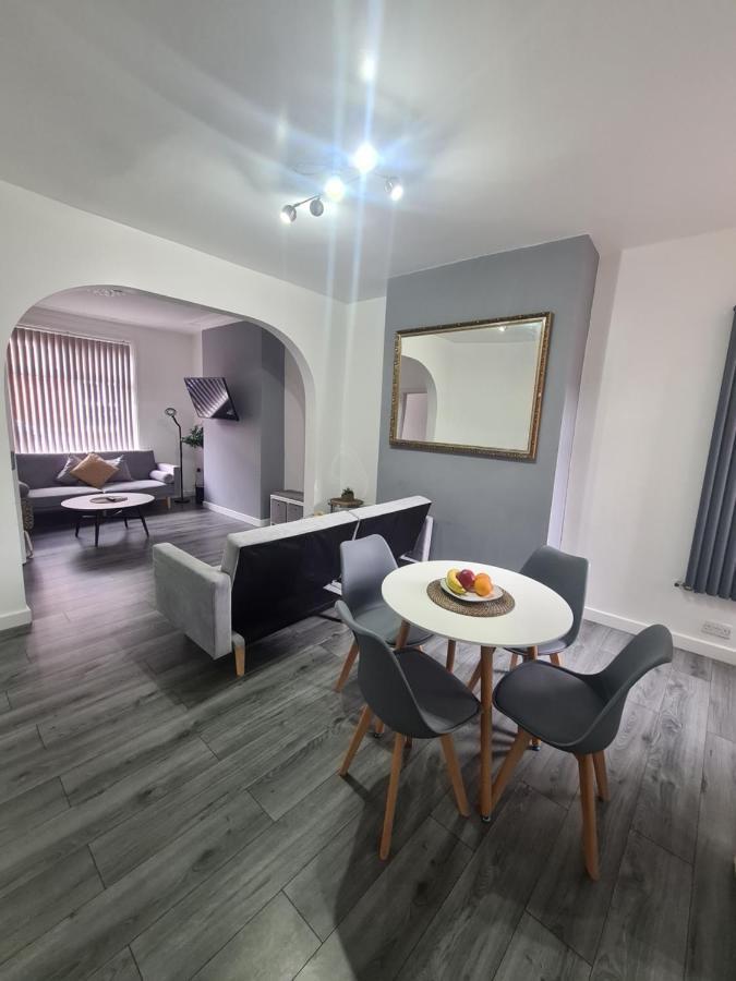 Lovely 2-bedroom House Close To Media City. Appartamento Manchester